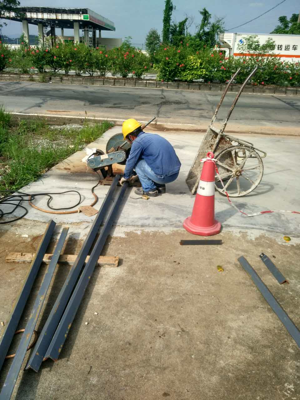 中油BP斗山二號(hào)油站更換油棚屋面瓦工程