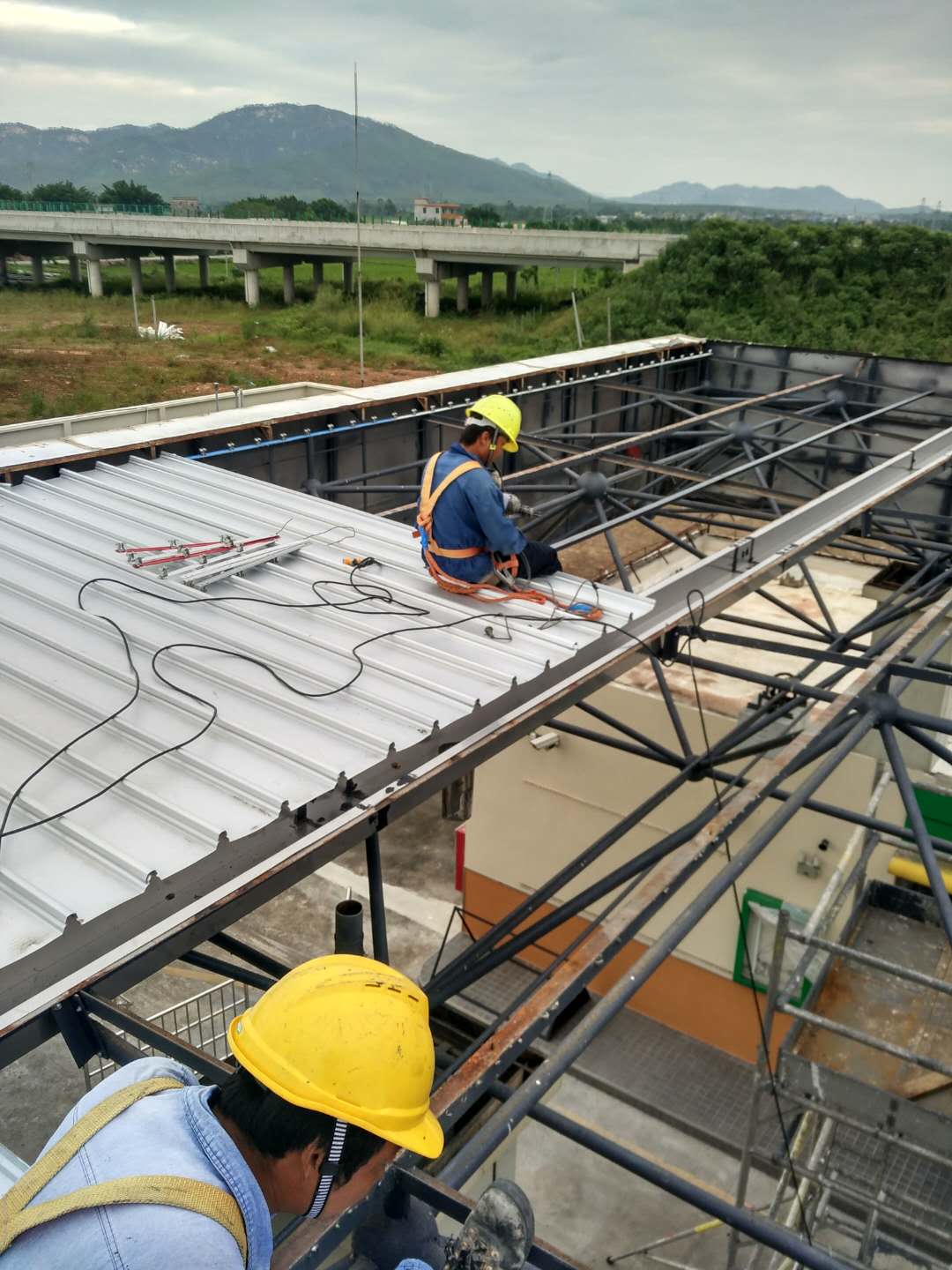 中油BP斗山二號(hào)油站更換油棚屋面瓦工程