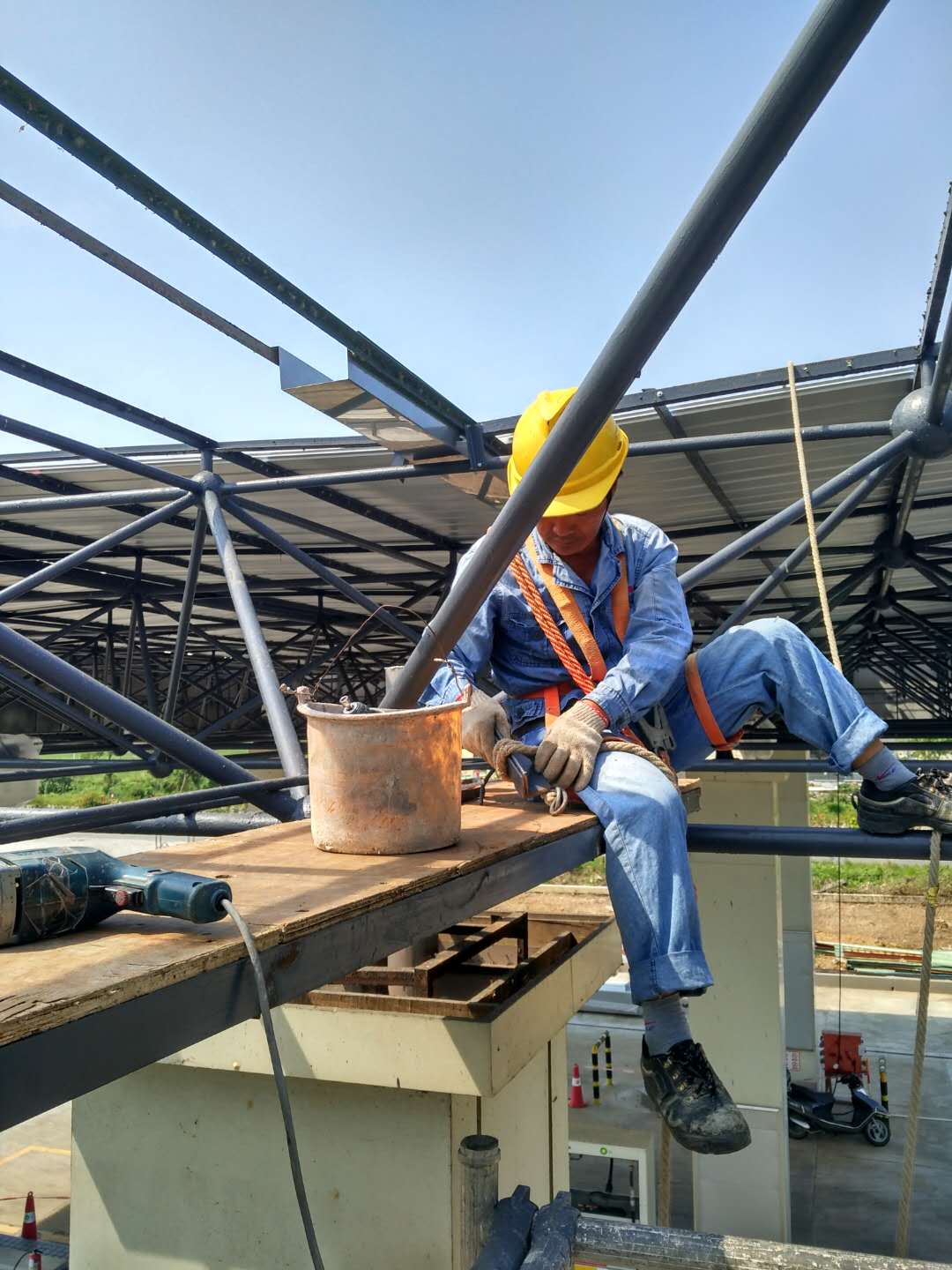 中油BP斗山二號(hào)油站更換油棚屋面瓦工程