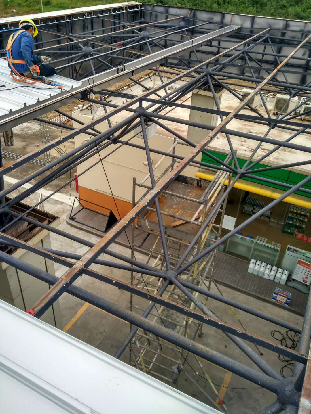 中油BP斗山二號(hào)油站更換油棚屋面瓦工程